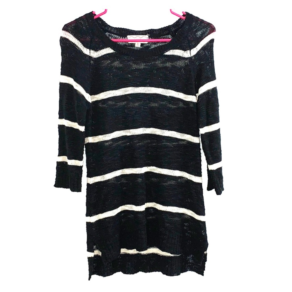 Light knit long-sleeve top